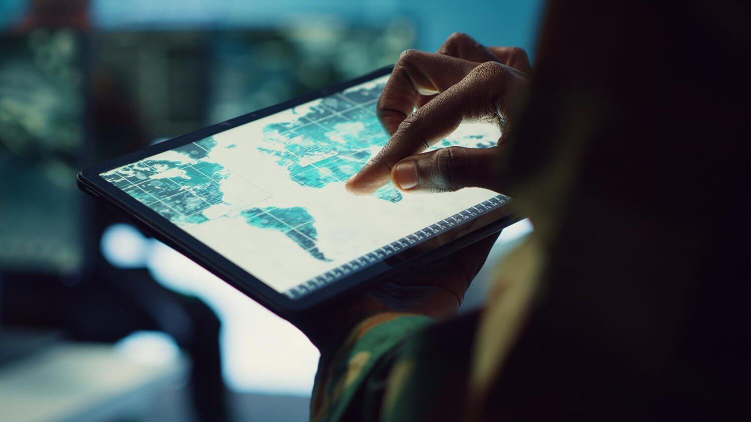 Manos sosteniendo mapa digital