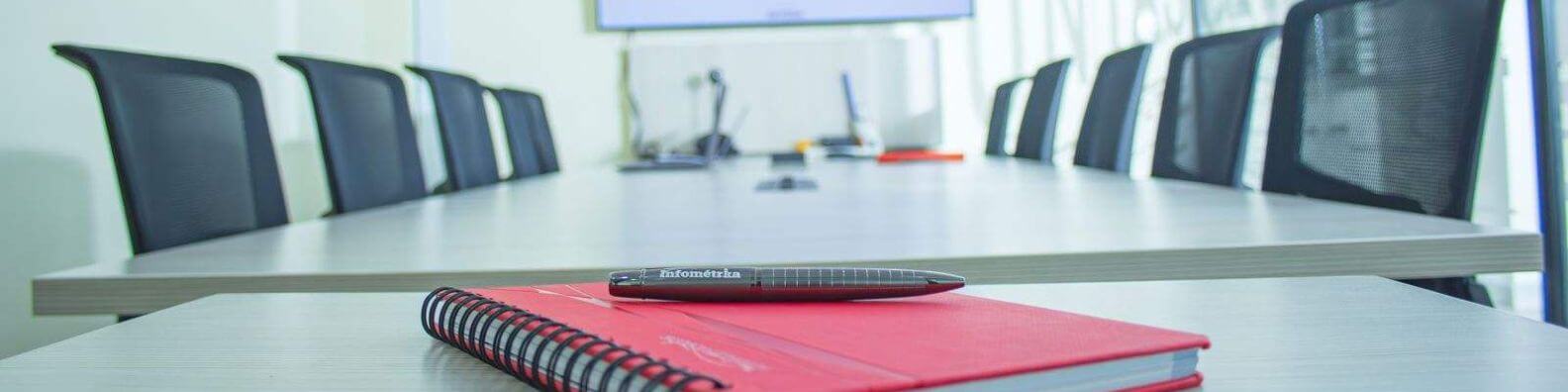 Cuaderno rojo en sala de juntas