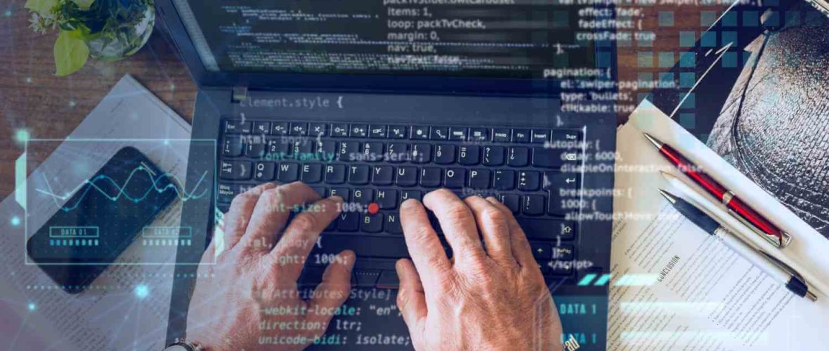 Manos sobre computador y codigo
